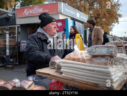 Belgrado, Serbia, 19 novembre 2023: Un uomo che vende strudels fatti in casa al mercato Foto Stock