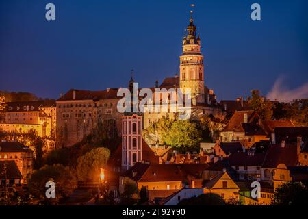 Cesky Krumlov di notte in Repubblica Ceca Foto Stock