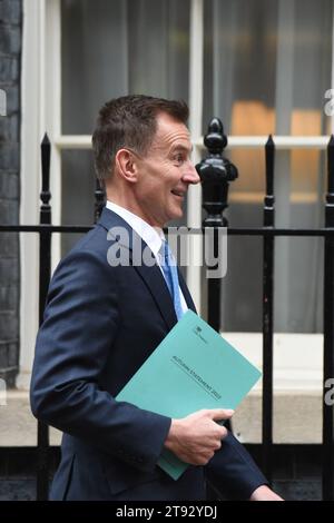 Londra, Regno Unito. 22 novembre 2023. Il Cancelliere dello Scacchiere Jeremy Hunt lascia il No.11 Downing Street mentre si dirige al Parlamento britannico per dare il suo Autumn Statement Credit: MARTIN DALTON/Alamy Live News Foto Stock