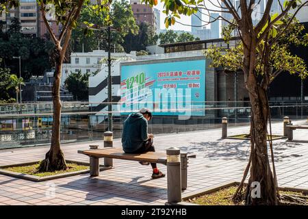 Hong Kong, Cina. 22 novembre 2023. Pubblicità delle elezioni del consiglio distrettuale di Hong Kong vista in strada a Hong Kong. Credito: SOPA Images Limited/Alamy Live News Foto Stock