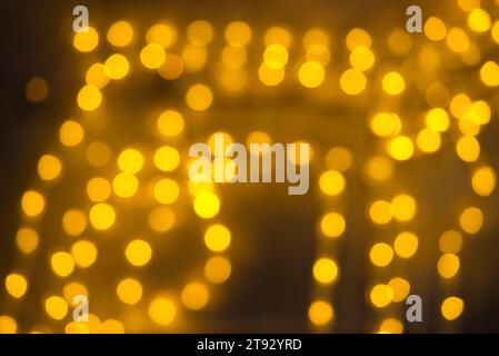 Esplora l'accattivante gioco di luci con questa immagine bokeh con nonagoni di medie dimensioni disposti asimmetricamente lungo l'inquadratura. Le luci, dentro Foto Stock