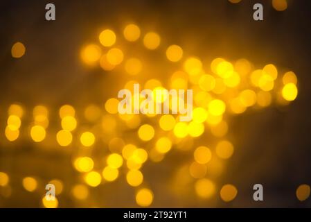 Esplora l'accattivante gioco di luci con questa immagine bokeh con nonagoni di medie dimensioni disposti asimmetricamente lungo l'inquadratura. Le luci, dentro Foto Stock