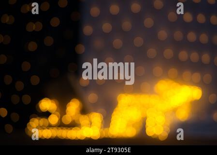 Immergiti nell'incantevole atmosfera di questo bokeh natalizio, scattato con un obiettivo da 75 mm su una fotocamera full-frame. L'immagine presenta un raccordo a Y sfocato Foto Stock