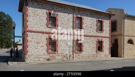 Un edificio magazzino in pietra a due piani (1903) in stile vittoriano georgiano con mattoni che dormono su finestre e angoli Fremantle Foto Stock