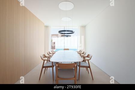 Una casa di lusso con una piscina minimalista e bianca e giardini potrebbe avere un design contemporaneo ed elegante Foto Stock