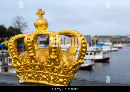 Stoccolma, Svezia: Corona dorata sul ponte di Skeppsholmsbron Foto Stock