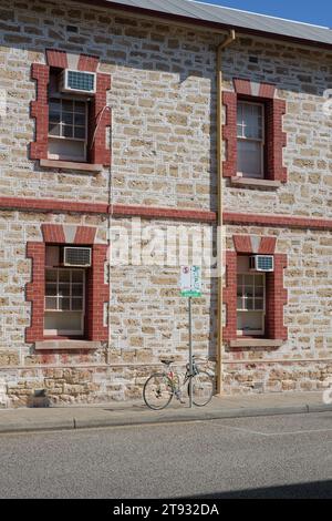 Finestre di un edificio di magazzino in pietra a due piani (1903) in stile vittoriano georgiano con mattoni che dormono su finestre e angoli Fremantle Foto Stock