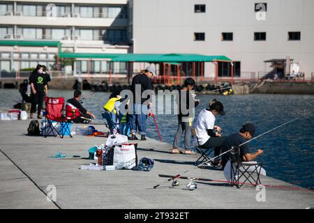 Nachikatsuura, Giappone; 1 ottobre 2023: La gente del posto pesca al porto di Nachikatsuura durante una giornata di sole. Foto Stock