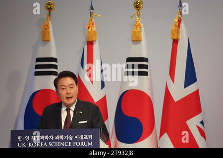 Il presidente della Corea del Sud Yoon Suk Yeol tiene un discorso durante una visita alla Royal Society, nel centro di Londra, per una tavola rotonda sul rafforzamento collettivo del ruolo della scienza di base per far progredire l'umanità il secondo giorno della visita di stato nel Regno Unito. Data foto: Mercoledì 22 novembre 2023. Foto Stock