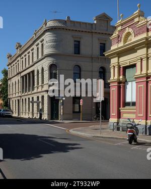 Stucco rusticazione delle finestre ad arco dell'Hotel Fremantle, loggia e balaustra, Scuola di Arti e Scienze - Dettagli architettonici di Fremantle Foto Stock