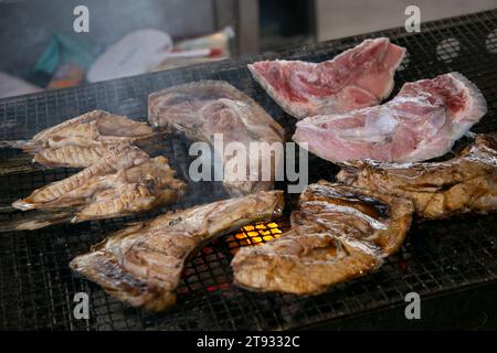 Tonno alla griglia nel mercato della pesca di Nachikatsuura a Wakayama, Giappone. Foto Stock