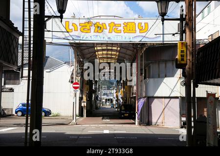 Nachikatsuura, Giappone; 1 ottobre 2023: Strade decorate con disegni di tonno nel villaggio di Katsuura a Wakayama. Foto Stock