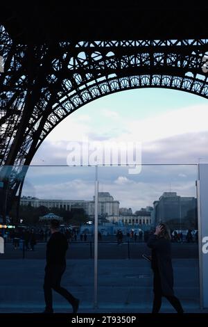 Passeggia vicino alla Torre Eiffel a Parigi Foto Stock