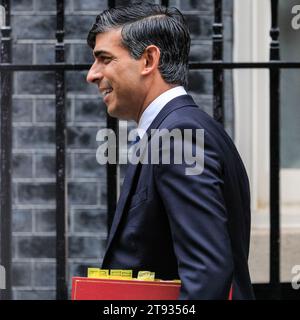 Londra, Regno Unito. 22 novembre 2023. Rishi Sunak esce da 10 Downing Street per PMQs, Londra, Regno Unito. Crediti: Imageplotter/Alamy Live News Foto Stock