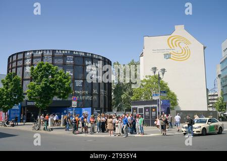 Übersicht Checkpoint Charlie, Yadegar Asisi Panorama, The Berlin Wall, Haus Deutscher Stitungen, Friedrichstraße, Zimmerstraße, Mitte, Berlin, Deutschland *** didascalia locale *** , Berlin, Deutschland *** Panoramica Checkpoint Charlie, Yadegar Asisi Panorama, The Berlin Wall, Haus Deutscher Stitungen, Friedrichstraße, Zimmerstraße, Mitte, Berlino, Germania didascalia locale , Berlino, Germania Foto Stock