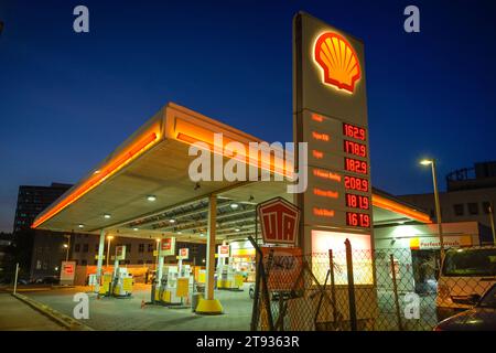 Shell-Tankstelle, Berlino, Deutschland *** didascalia locale *** , Berlino, Deutschland *** distributore di benzina Shell, Berlino, Germania didascalia locale , Berlino, Germania Foto Stock