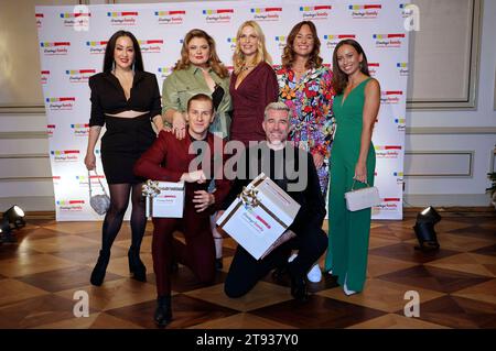 Miyabi Kawai, Lukas Sauer, Alina Wichmann, Tanja Bülter, Jo Weil, Saskia Grimm und Svenja Theißen beim Ernstings Fashion Dinner X-Mas 2023 im Hotel Vier Jahreszeiten. Hamburg, 21.11.2023 *** Miyabi Kawai, Lukas Sauer, Alina Wichmann, Tanja Bülter, Jo Weil, Saskia Grimm e Svenja Theißen alla Ernstings Fashion Dinner X Mas 2023 presso l'Hotel Vier Jahreszeiten Hamburg, 21 11 2023 foto:xgbrcix/xFuturexImagex xmas Dinner 3177 credito: Imago/Alamy Live News Foto Stock