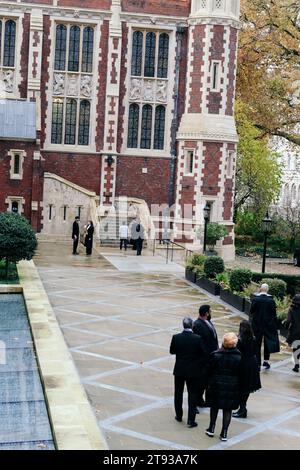 Londra, Regno Unito. 21 novembre 2023 il Lincoln's Inn Michaelmas Call to the Bar si svolge nella sala grande del Lincoln's Inn, vedendo centinaia di neo-qualificati Barrister ricevere i loro certificati dopo aver completato il corso Bar. Questo giorno di cerimonia vede circa 100 persone chiamate al bar indossare abiti tradizionali, con l'iconica parrucca Barrister indossata solo da alcuni, e non richiesta alla cerimonia di chiamata stessa. © Steve MacCurry/ Alamy Live News Foto Stock