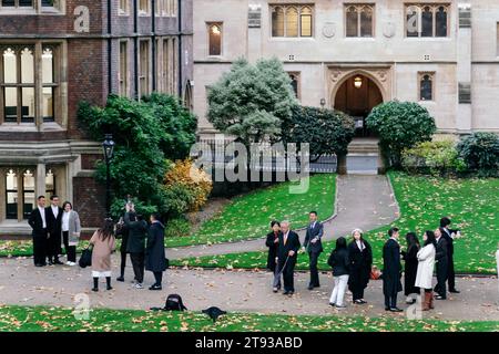 Londra, Regno Unito. 21 novembre 2023 il Lincoln's Inn Michaelmas Call to the Bar si svolge nella sala grande del Lincoln's Inn, vedendo centinaia di neo-qualificati Barrister ricevere i loro certificati dopo aver completato il corso Bar. Questo giorno di cerimonia vede circa 100 persone chiamate al bar indossare abiti tradizionali, con l'iconica parrucca Barrister indossata solo da alcuni, e non richiesta alla cerimonia di chiamata stessa. © Steve MacCurry/ Alamy Live News Foto Stock