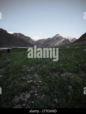 Gli aspri terreni del Ladakh, le cime baciate dalla neve e le valli vibranti intrecciano un incantevole arazzo himalano Foto Stock