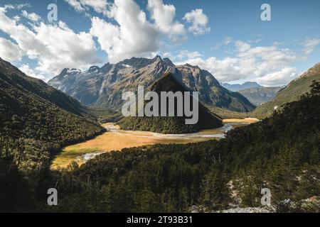 Un paesaggio panoramico caratterizzato da una valle circondata da verdi montagne. Routeburn Track, nuova Zelanda Foto Stock