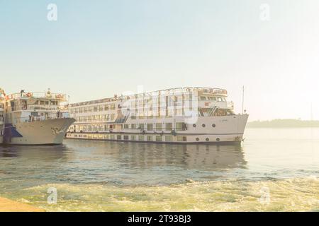 La nave da crociera ormeggia alla riva. Crociera sul Nilo. Edfu, Egitto - 20 ottobre 2023. Foto Stock