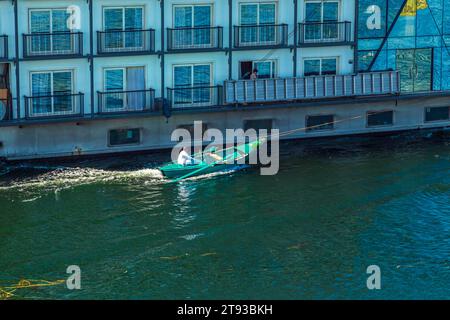 I venditori di tessuti sulle loro barche si avvicinano a una nave da crociera in attesa di entrare nella chiusa di Esna. I venditori sperano di vendere beni ai turisti. Esna, Egitto – 20 ottobre Foto Stock