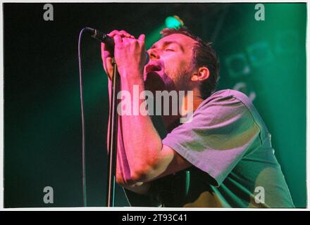 DAMON ALBARN, BLUR, 1999: Cantante Damon Albarn nella serata di apertura dei Blur nel loro breve Millennium Celebration 'Singles Night' Tour al Newport Centre in Galles, Regno Unito il 4 dicembre 1999. Foto: Rob Watkins. In questo tour la leggendaria band Britpop suonò solo una manciata di piccole date e il set consisteva di tutti i loro singoli suonati in ordine cronologico. A Newport la band ha espresso rammarico per aver dovuto suonare Country House e Charmless Man! Foto Stock