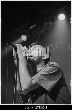 DAMON ALBARN, BLUR, 1999: Cantante Damon Albarn nella serata di apertura dei Blur nel loro breve Millennium Celebration 'Singles Night' Tour al Newport Centre in Galles, Regno Unito il 4 dicembre 1999. Foto: Rob Watkins. In questo tour la leggendaria band Britpop suonò solo una manciata di piccole date e il set consisteva di tutti i loro singoli suonati in ordine cronologico. A Newport la band ha espresso rammarico per aver dovuto suonare Country House e Charmless Man! Foto Stock