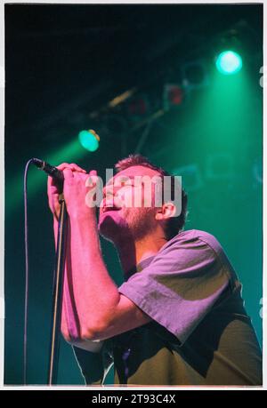 DAMON ALBARN, BLUR, 1999: Cantante Damon Albarn nella serata di apertura dei Blur nel loro breve Millennium Celebration 'Singles Night' Tour al Newport Centre in Galles, Regno Unito il 4 dicembre 1999. Foto: Rob Watkins. In questo tour la leggendaria band Britpop suonò solo una manciata di piccole date e il set consisteva di tutti i loro singoli suonati in ordine cronologico. A Newport la band ha espresso rammarico per aver dovuto suonare Country House e Charmless Man! Foto Stock