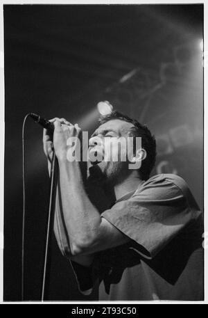 DAMON ALBARN, BLUR, 1999: Cantante Damon Albarn nella serata di apertura dei Blur nel loro breve Millennium Celebration 'Singles Night' Tour al Newport Centre in Galles, Regno Unito il 4 dicembre 1999. Foto: Rob Watkins. In questo tour la leggendaria band Britpop suonò solo una manciata di piccole date e il set consisteva di tutti i loro singoli suonati in ordine cronologico. A Newport la band ha espresso rammarico per aver dovuto suonare Country House e Charmless Man! Foto Stock