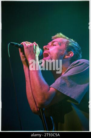 DAMON ALBARN, BLUR, 1999: Cantante Damon Albarn nella serata di apertura dei Blur nel loro breve Millennium Celebration 'Singles Night' Tour al Newport Centre in Galles, Regno Unito il 4 dicembre 1999. Foto: Rob Watkins. In questo tour la leggendaria band Britpop suonò solo una manciata di piccole date e il set consisteva di tutti i loro singoli suonati in ordine cronologico. A Newport la band ha espresso rammarico per aver dovuto suonare Country House e Charmless Man! Foto Stock