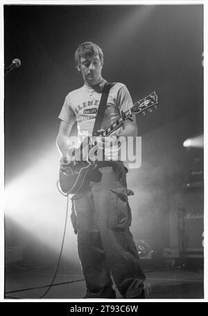 GRAHAM COXON, BLUR, 1999: Il chitarrista Graham Coxon nella serata di apertura dei Blur nel loro breve Millennium Celebration 'Singles Night' Tour al Newport Centre in Galles, Regno Unito, il 4 dicembre 1999. Foto: Rob Watkins. In questo tour la leggendaria band Britpop suonò solo una manciata di piccole date e il set consisteva di tutti i loro singoli suonati in ordine cronologico. A Newport la band ha espresso rammarico per aver dovuto suonare Country House e Charmless Man! Foto Stock