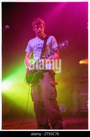 GRAHAM COXON, BLUR, 1999: Il chitarrista Graham Coxon nella serata di apertura dei Blur nel loro breve Millennium Celebration 'Singles Night' Tour al Newport Centre in Galles, Regno Unito, il 4 dicembre 1999. Foto: Rob Watkins. In questo tour la leggendaria band Britpop suonò solo una manciata di piccole date e il set consisteva di tutti i loro singoli suonati in ordine cronologico. A Newport la band ha espresso rammarico per aver dovuto suonare Country House e Charmless Man! Foto Stock