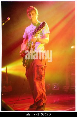 GRAHAM COXON, BLUR, 1999: Il chitarrista Graham Coxon nella serata di apertura dei Blur nel loro breve Millennium Celebration 'Singles Night' Tour al Newport Centre in Galles, Regno Unito, il 4 dicembre 1999. Foto: Rob Watkins. In questo tour la leggendaria band Britpop suonò solo una manciata di piccole date e il set consisteva di tutti i loro singoli suonati in ordine cronologico. A Newport la band ha espresso rammarico per aver dovuto suonare Country House e Charmless Man! Foto Stock