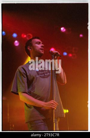 DAMON ALBARN, BLUR, 1999: Cantante Damon Albarn nella serata di apertura dei Blur nel loro breve Millennium Celebration 'Singles Night' Tour al Newport Centre in Galles, Regno Unito il 4 dicembre 1999. Foto: Rob Watkins. In questo tour la leggendaria band Britpop suonò solo una manciata di piccole date e il set consisteva di tutti i loro singoli suonati in ordine cronologico. A Newport la band ha espresso rammarico per aver dovuto suonare Country House e Charmless Man! Foto Stock