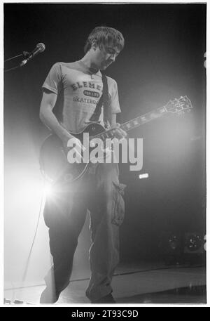 GRAHAM COXON, BLUR, 1999: Il chitarrista Graham Coxon nella serata di apertura dei Blur nel loro breve Millennium Celebration 'Singles Night' Tour al Newport Centre in Galles, Regno Unito, il 4 dicembre 1999. Foto: Rob Watkins. In questo tour la leggendaria band Britpop suonò solo una manciata di piccole date e il set consisteva di tutti i loro singoli suonati in ordine cronologico. A Newport la band ha espresso rammarico per aver dovuto suonare Country House e Charmless Man! Foto Stock