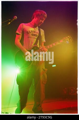 GRAHAM COXON, BLUR, 1999: Il chitarrista Graham Coxon nella serata di apertura dei Blur nel loro breve Millennium Celebration 'Singles Night' Tour al Newport Centre in Galles, Regno Unito, il 4 dicembre 1999. Foto: Rob Watkins. In questo tour la leggendaria band Britpop suonò solo una manciata di piccole date e il set consisteva di tutti i loro singoli suonati in ordine cronologico. A Newport la band ha espresso rammarico per aver dovuto suonare Country House e Charmless Man! Foto Stock