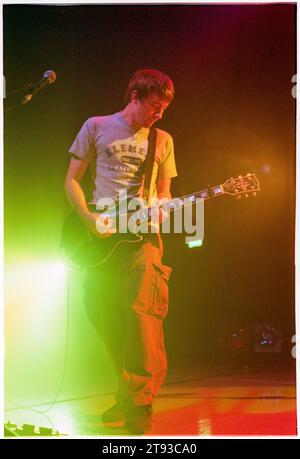 GRAHAM COXON, BLUR, 1999: Il chitarrista Graham Coxon nella serata di apertura dei Blur nel loro breve Millennium Celebration 'Singles Night' Tour al Newport Centre in Galles, Regno Unito, il 4 dicembre 1999. Foto: Rob Watkins. In questo tour la leggendaria band Britpop suonò solo una manciata di piccole date e il set consisteva di tutti i loro singoli suonati in ordine cronologico. A Newport la band ha espresso rammarico per aver dovuto suonare Country House e Charmless Man! Foto Stock