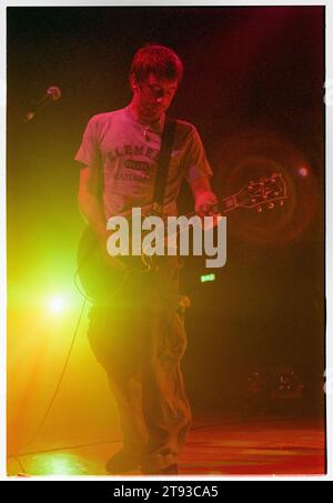 GRAHAM COXON, BLUR, 1999: Il chitarrista Graham Coxon nella serata di apertura dei Blur nel loro breve Millennium Celebration 'Singles Night' Tour al Newport Centre in Galles, Regno Unito, il 4 dicembre 1999. Foto: Rob Watkins. In questo tour la leggendaria band Britpop suonò solo una manciata di piccole date e il set consisteva di tutti i loro singoli suonati in ordine cronologico. A Newport la band ha espresso rammarico per aver dovuto suonare Country House e Charmless Man! Foto Stock