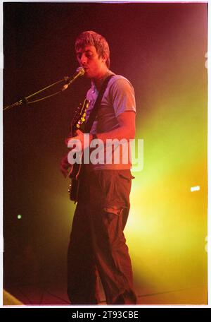 GRAHAM COXON, BLUR, 1999: Il chitarrista Graham Coxon nella serata di apertura dei Blur nel loro breve Millennium Celebration 'Singles Night' Tour al Newport Centre in Galles, Regno Unito, il 4 dicembre 1999. Foto: Rob Watkins. In questo tour la leggendaria band Britpop suonò solo una manciata di piccole date e il set consisteva di tutti i loro singoli suonati in ordine cronologico. A Newport la band ha espresso rammarico per aver dovuto suonare Country House e Charmless Man! Foto Stock