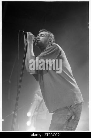 DAMON ALBARN, BLUR, 1999: Cantante Damon Albarn nella serata di apertura dei Blur nel loro breve Millennium Celebration 'Singles Night' Tour al Newport Centre in Galles, Regno Unito il 4 dicembre 1999. Foto: Rob Watkins. In questo tour la leggendaria band Britpop suonò solo una manciata di piccole date e il set consisteva di tutti i loro singoli suonati in ordine cronologico. A Newport la band ha espresso rammarico per aver dovuto suonare Country House e Charmless Man! Foto Stock