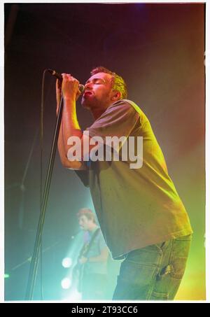 DAMON ALBARN, BLUR, 1999: Cantante Damon Albarn nella serata di apertura dei Blur nel loro breve Millennium Celebration 'Singles Night' Tour al Newport Centre in Galles, Regno Unito il 4 dicembre 1999. Foto: Rob Watkins. In questo tour la leggendaria band Britpop suonò solo una manciata di piccole date e il set consisteva di tutti i loro singoli suonati in ordine cronologico. A Newport la band ha espresso rammarico per aver dovuto suonare Country House e Charmless Man! Foto Stock