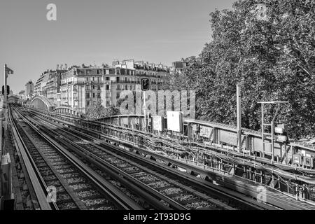 Parigi, Francia - 8 ottobre 2023: Veduta delle ferrovie della metropolitana e degli edifici residenziali sullo sfondo a Parigi Francia Foto Stock