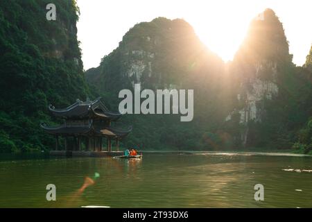 Un padiglione nel fiume a Trang An, Ninh Bing, Vietnam Foto Stock