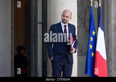 Parigi, Francia. 22 novembre 2023. Il ministro delegato francese per la transizione digitale e le telecomunicazioni Jean Noel Barrot lascia il palazzo presidenziale dell'Elysee a seguito della riunione settimanale di gabinetto a Parigi, il 22 novembre 2023. Foto di Raphael Lafargue/ABACAPRESS.COM Credit: Abaca Press/Alamy Live News Foto Stock