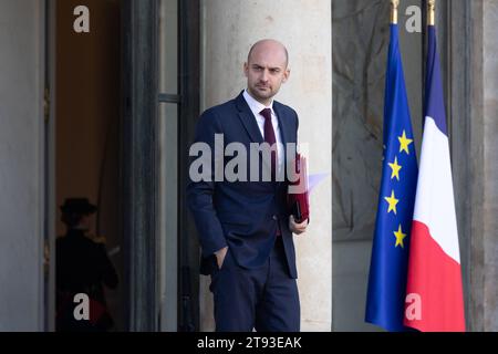 Parigi, Francia. 22 novembre 2023. Il ministro delegato francese per la transizione digitale e le telecomunicazioni Jean Noel Barrot lascia il palazzo presidenziale dell'Elysee a seguito della riunione settimanale di gabinetto a Parigi, il 22 novembre 2023. Foto di Raphael Lafargue/ABACAPRESS.COM Credit: Abaca Press/Alamy Live News Foto Stock