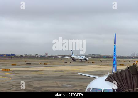 30 ottobre 2023 Aeroporto EWR Newark NJ USA un aereo Israel Airlines si prepara a decollare dall'Aeroporto di Newark Foto Stock