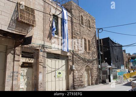 Casa ebraica nel quartiere musulmano della città di Hebron. Bandiera di Israele sulla casa. Antica città di Halil. 21 aprile 2022 Foto Stock