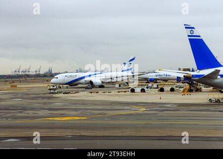 30 ottobre 2023 EWR Airport Newark NJ USA. È in preparazione l'aereo Israel Airlines al terminal EWR dell'aeroporto internazionale di Newark Foto Stock